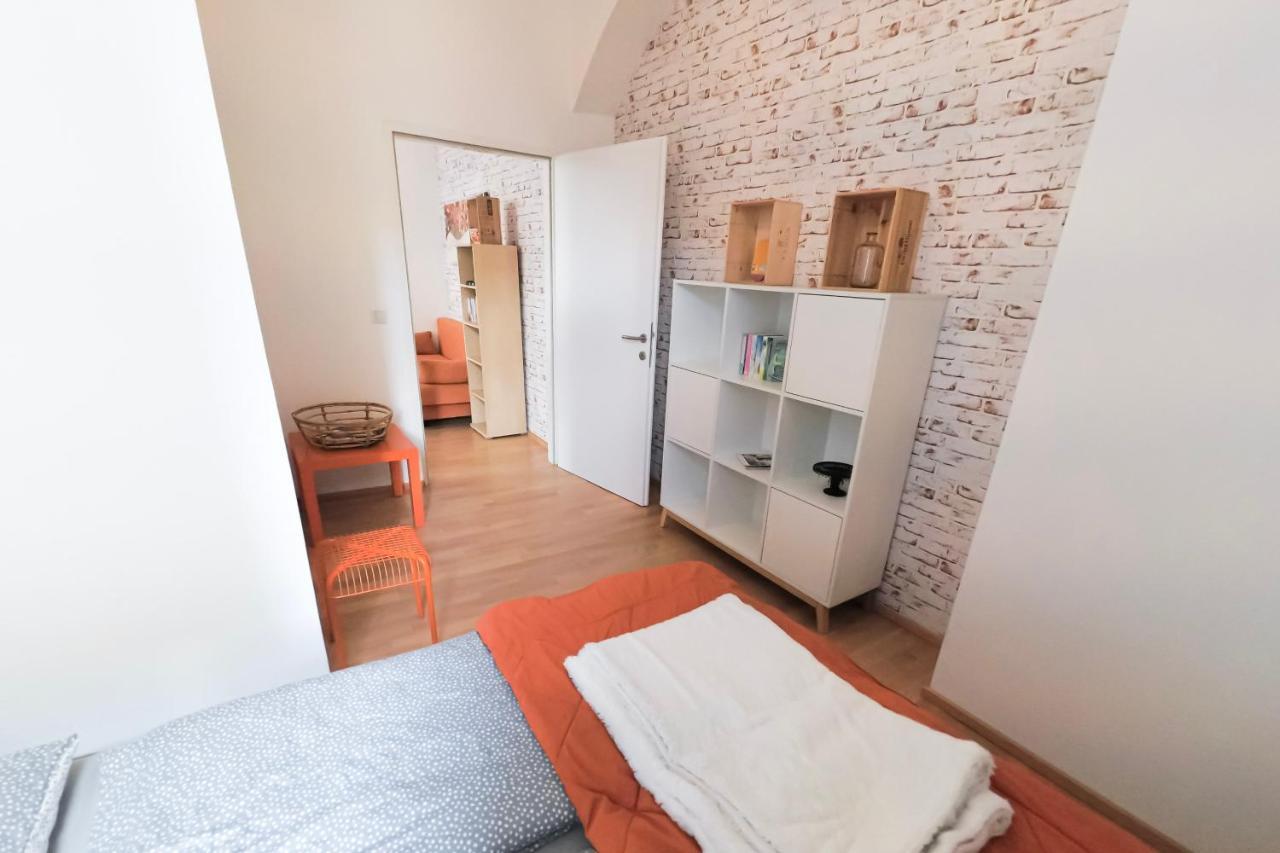 Apartment Lights - Meidling